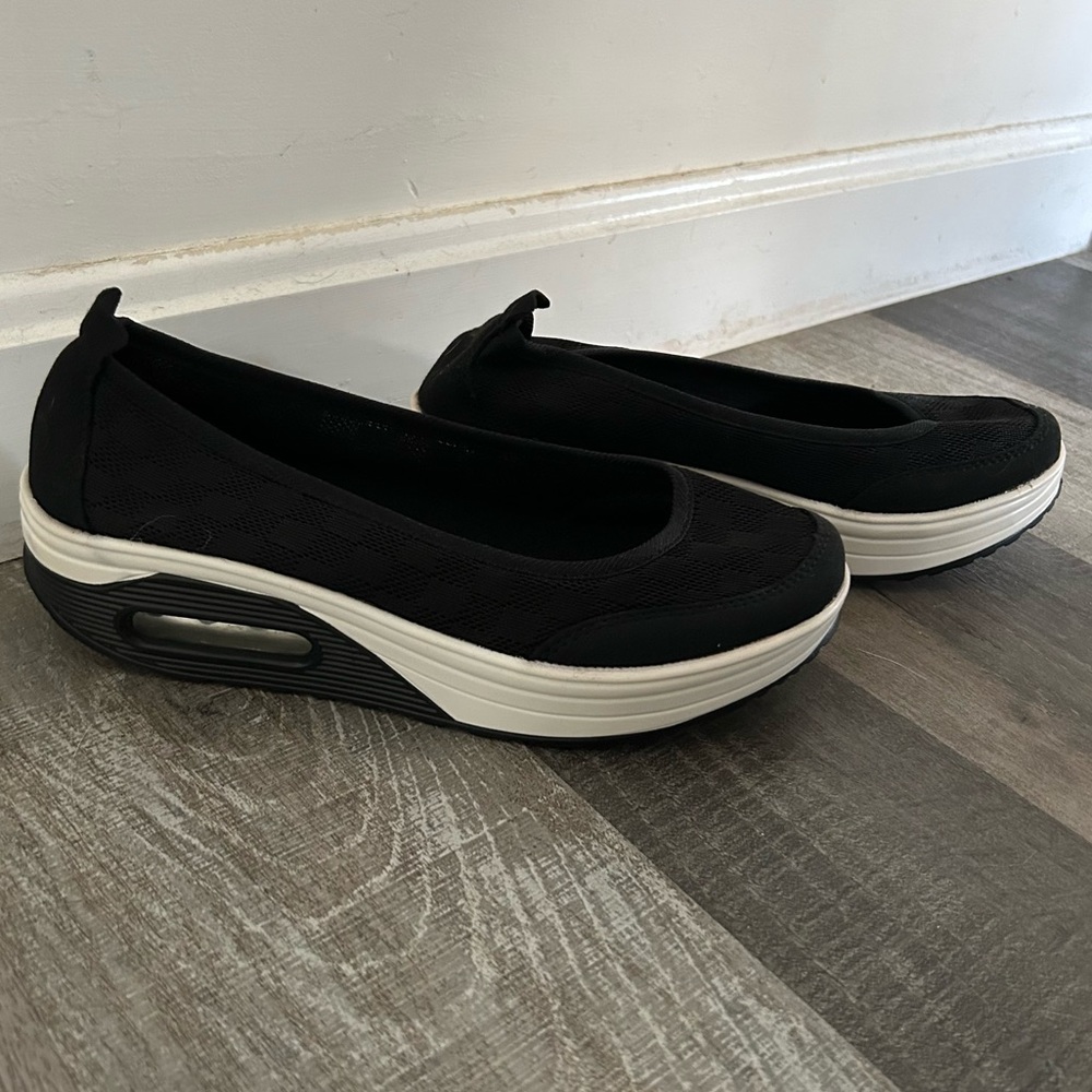 Fashion Women’s Size 37 Air Cushion Knit Slip On Wedge Shoe NWOT